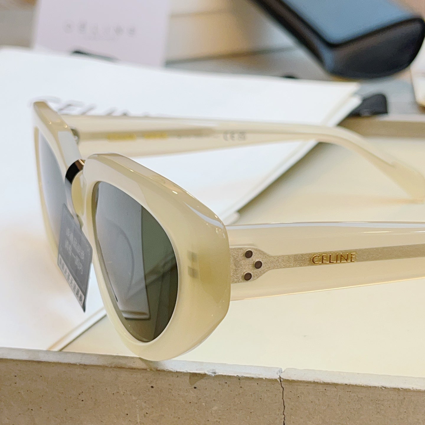 Celine CL40286I Fashion Gold Lens Sunglasses for Men & Women - detail image 5
