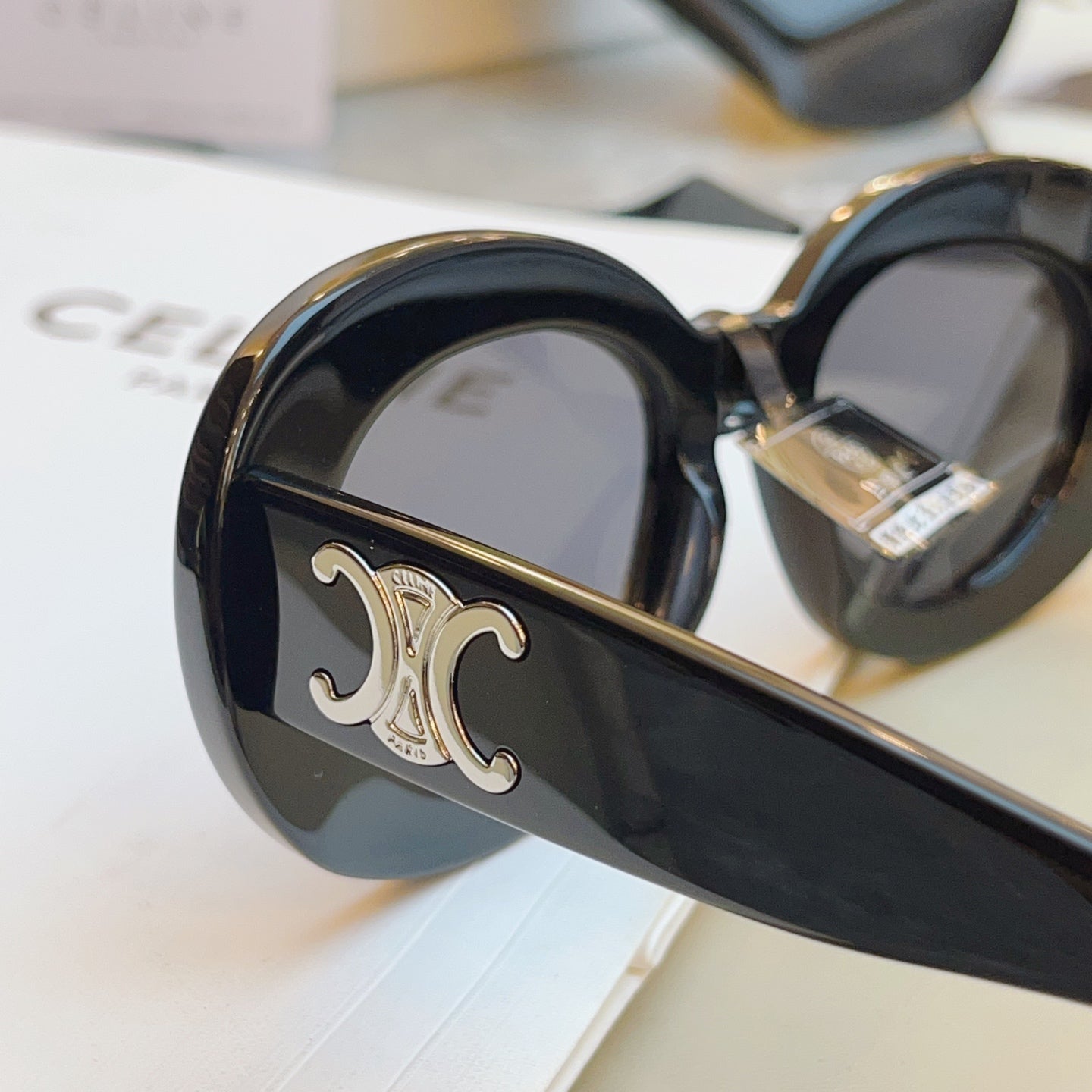 Celine CL40312U Fashion Black Lens Sunglasses for Men & Women - 382543 - detail image 5