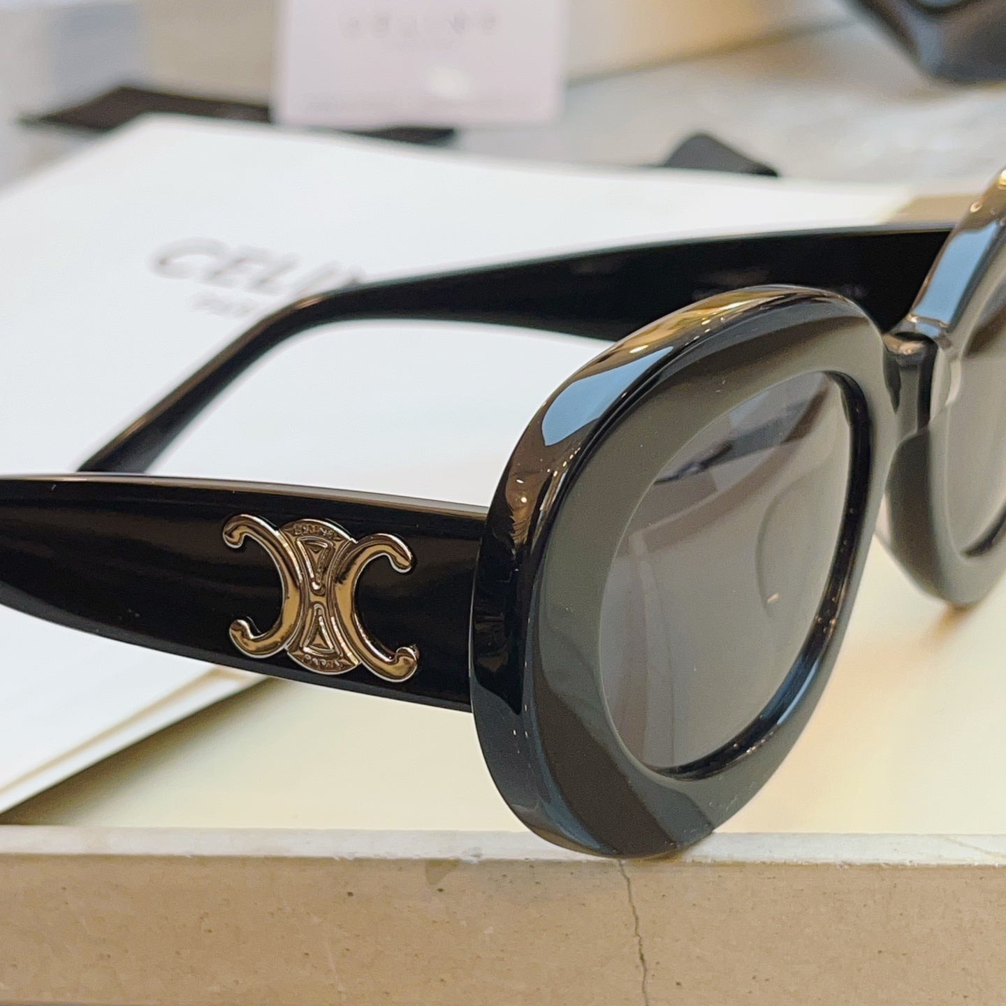 Celine CL40312U Fashion Black Lens Sunglasses for Men & Women - 382543 - detail image 7
