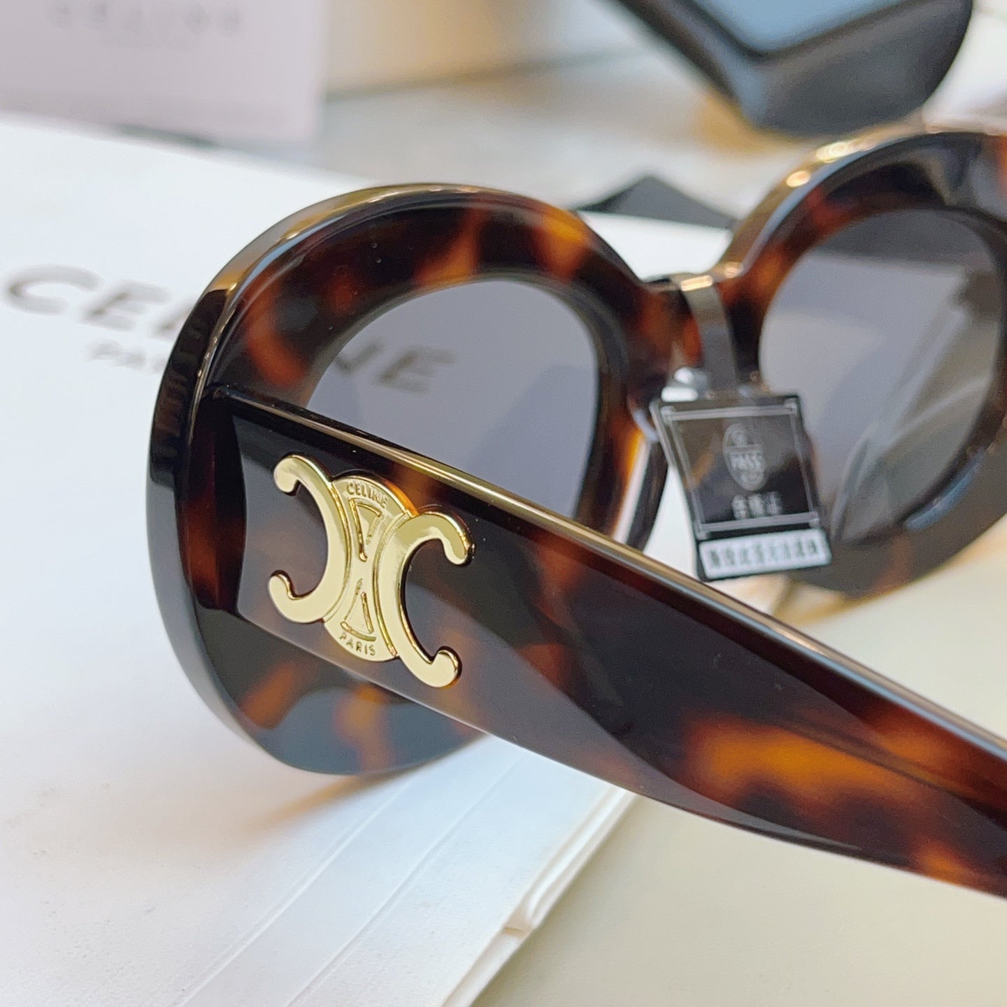 Celine CL40312U Fashion Black Lens Sunglasses for Men & Women - 382545 - detail image 5