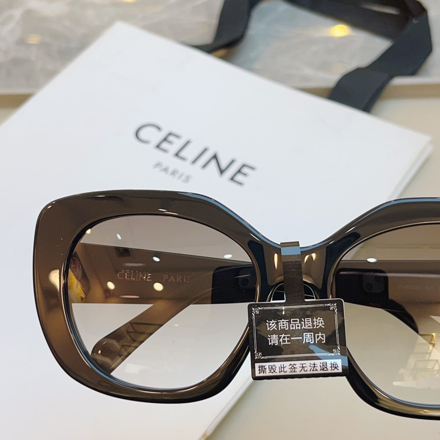 Celine CL40226U Fashion Black Lens Sunglasses for Men & Women - 382541 - detail image 4
