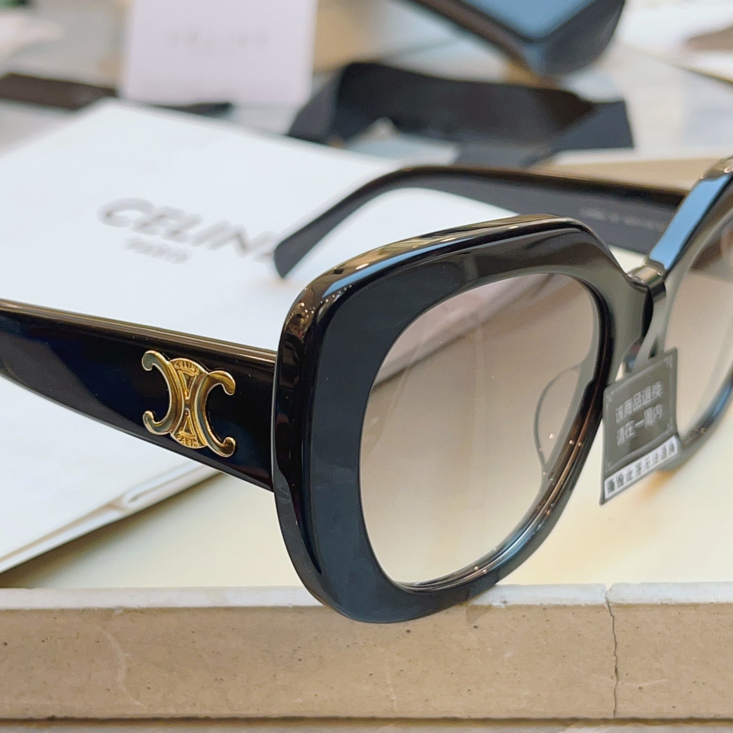 Celine CL40226U Fashion Black Lens Sunglasses for Men & Women - 382541 - detail image 8