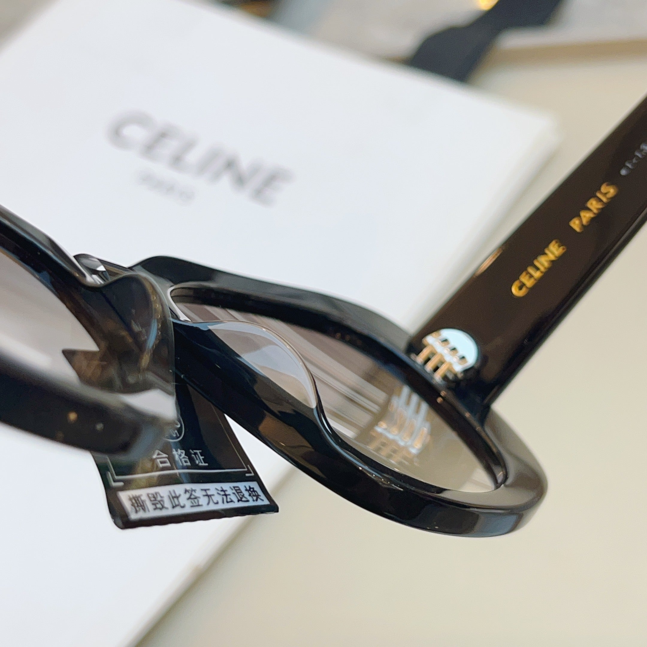 Celine CL40226U Fashion Black Lens Sunglasses for Men & Women - 382541 - detail image 6