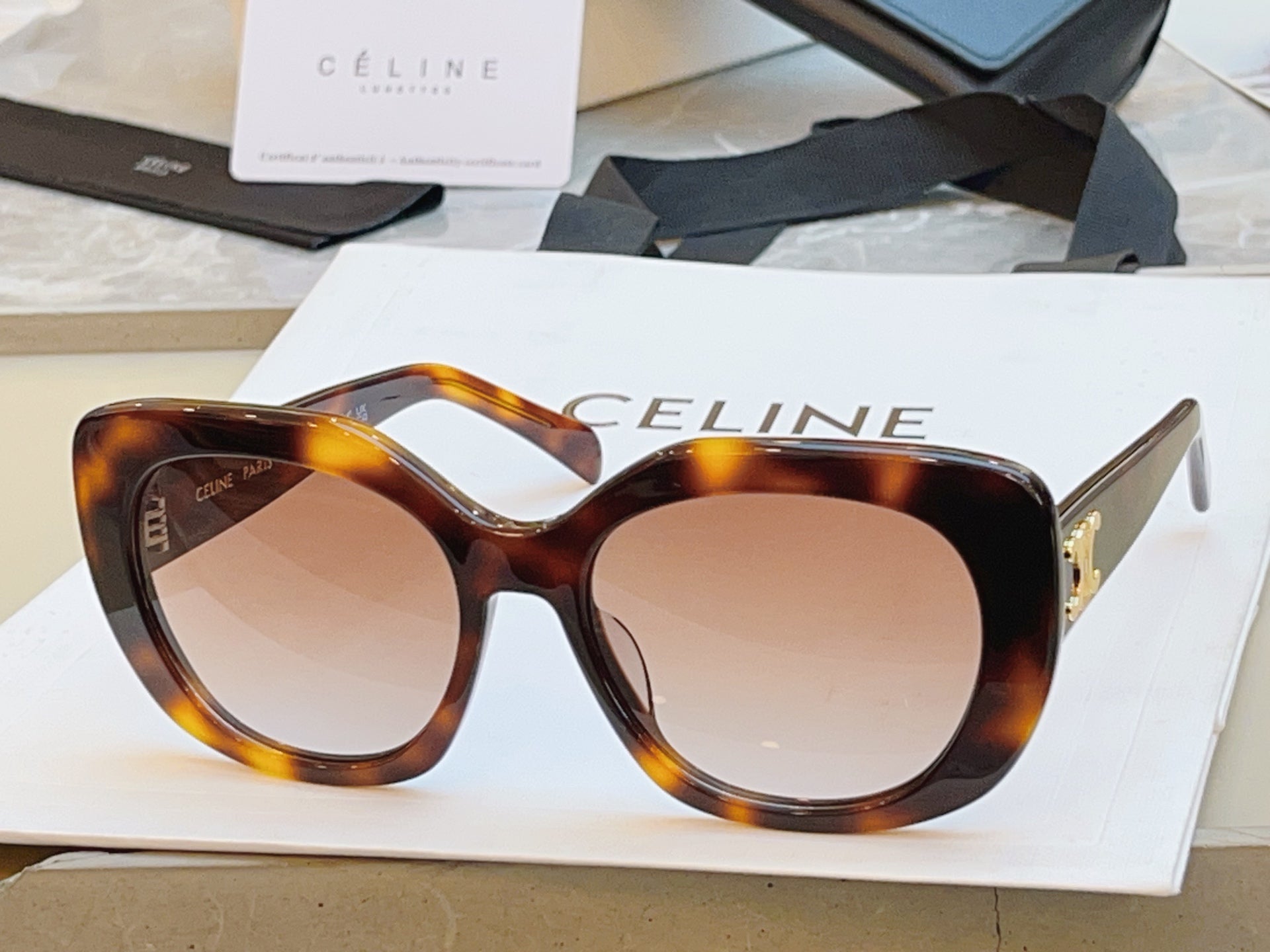 Celine CL40226U Fashion Black Lens Sunglasses for Men & Women - 382539 - detail image 2