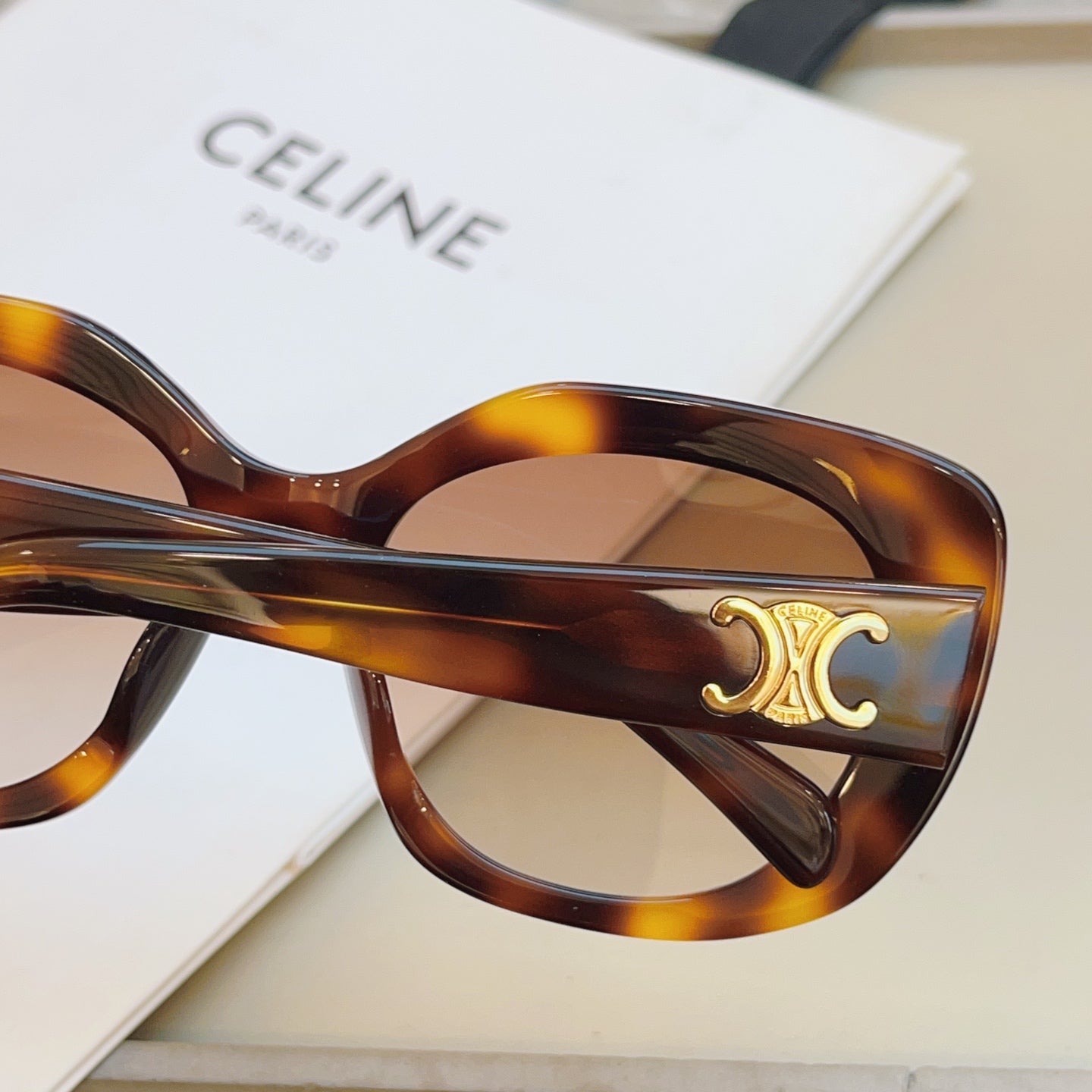 Celine CL40226U Fashion Black Lens Sunglasses for Men & Women - 382539 - detail image 5