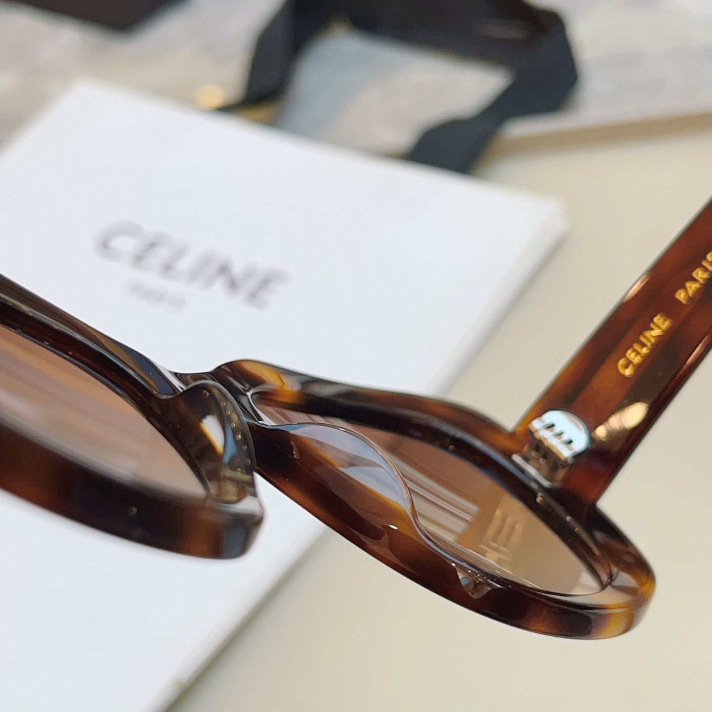 Celine CL40226U Fashion Black Lens Sunglasses for Men & Women - 382539 - detail image 7