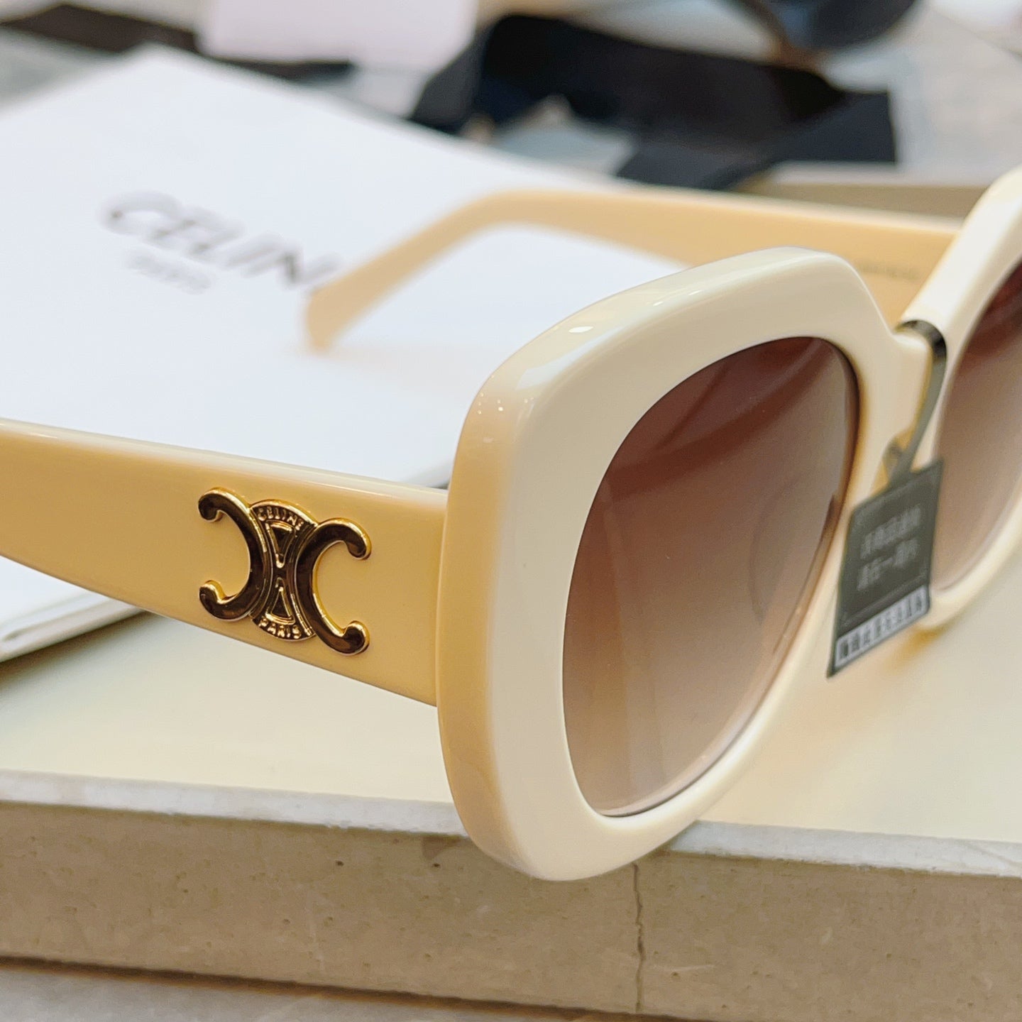 Celine CL40226U Fashion Red Lens Sunglasses for Men & Women - detail image 5