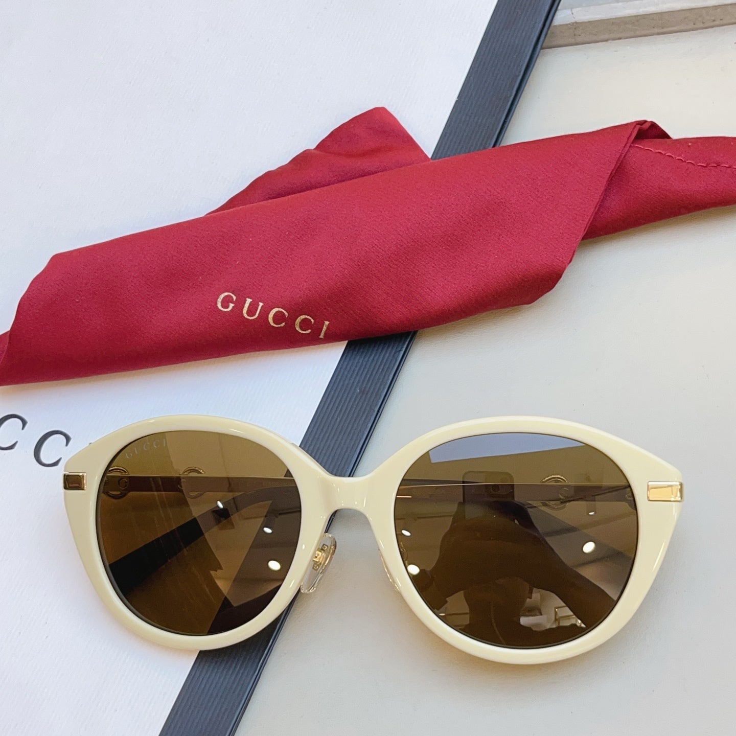 Gucci GG2056SA Fashion Black Lens Sunglasses for Men & Women - detail image 5