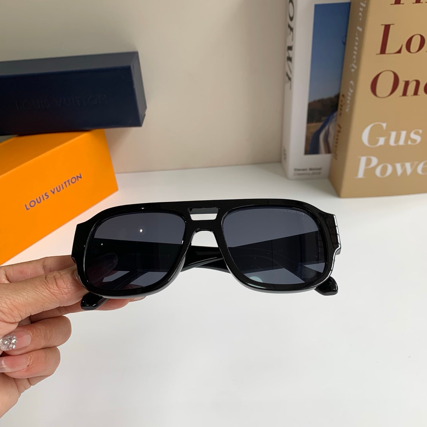 Louis Vuitton Square Black Lens Sunglasses for Men & Women - 431109 - detail image 4