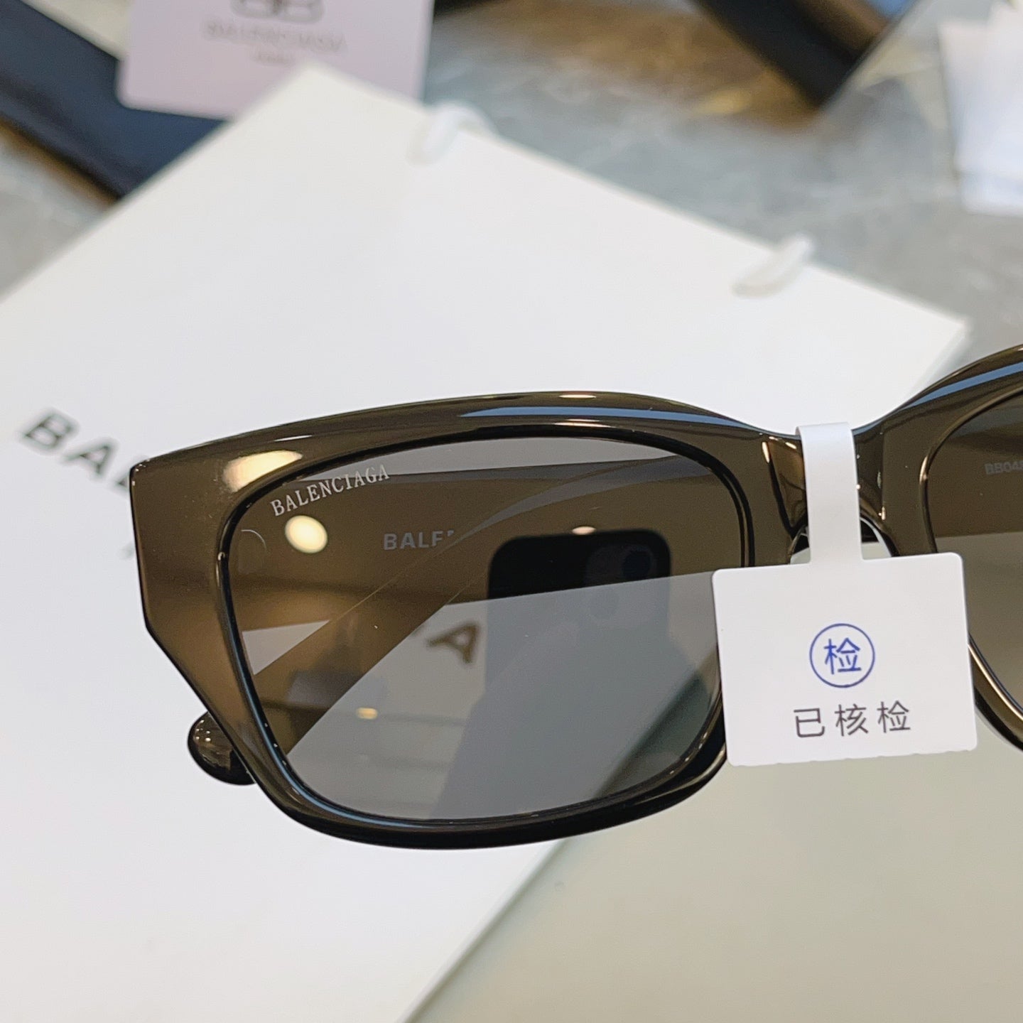Balenciaga BB0480SK Fashion Black Lens Sunglasses for Men & Women - 487511 - detail image 4