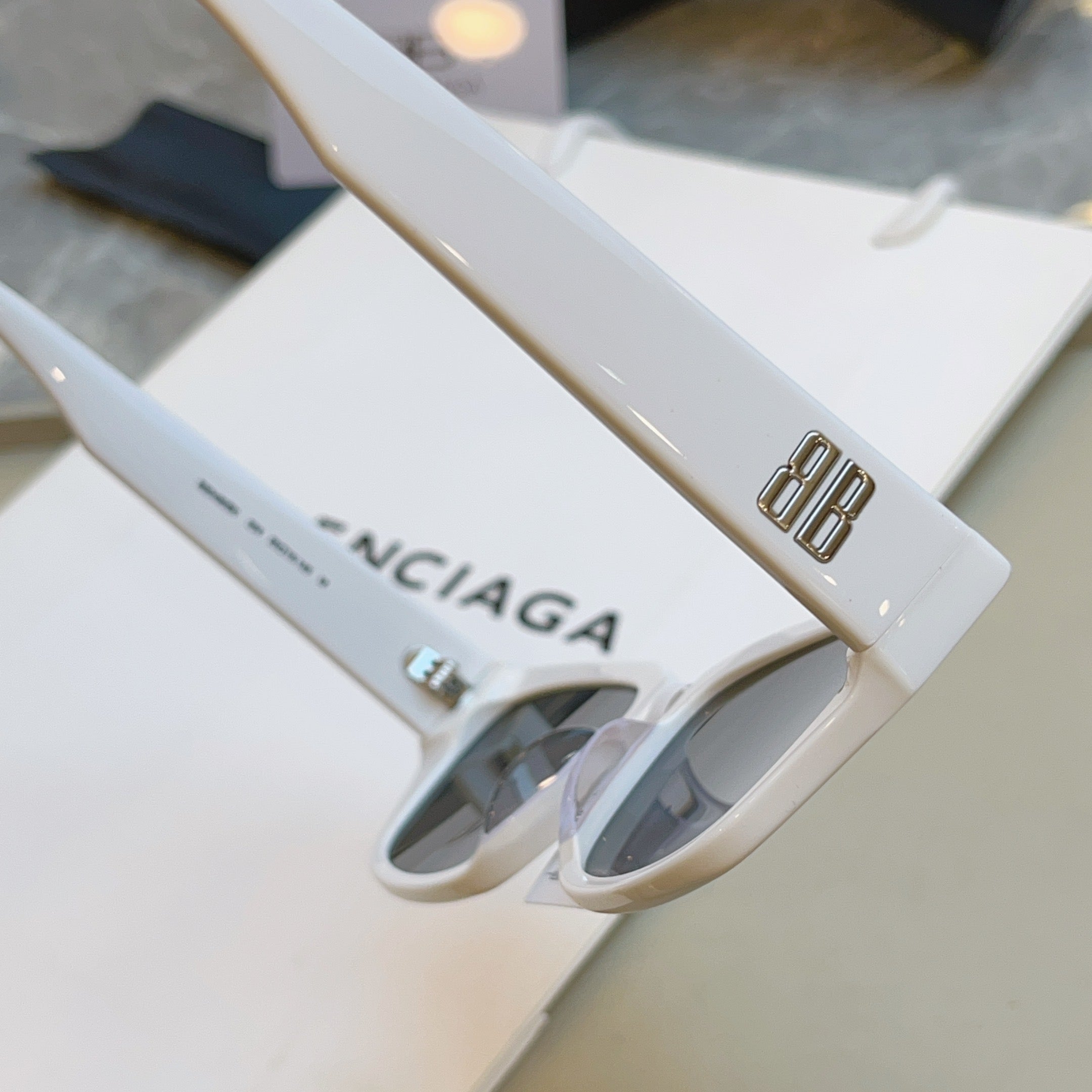 Balenciaga BB0480SK Fashion Black Lens Sunglasses for Men & Women - 487513 - detail image 7