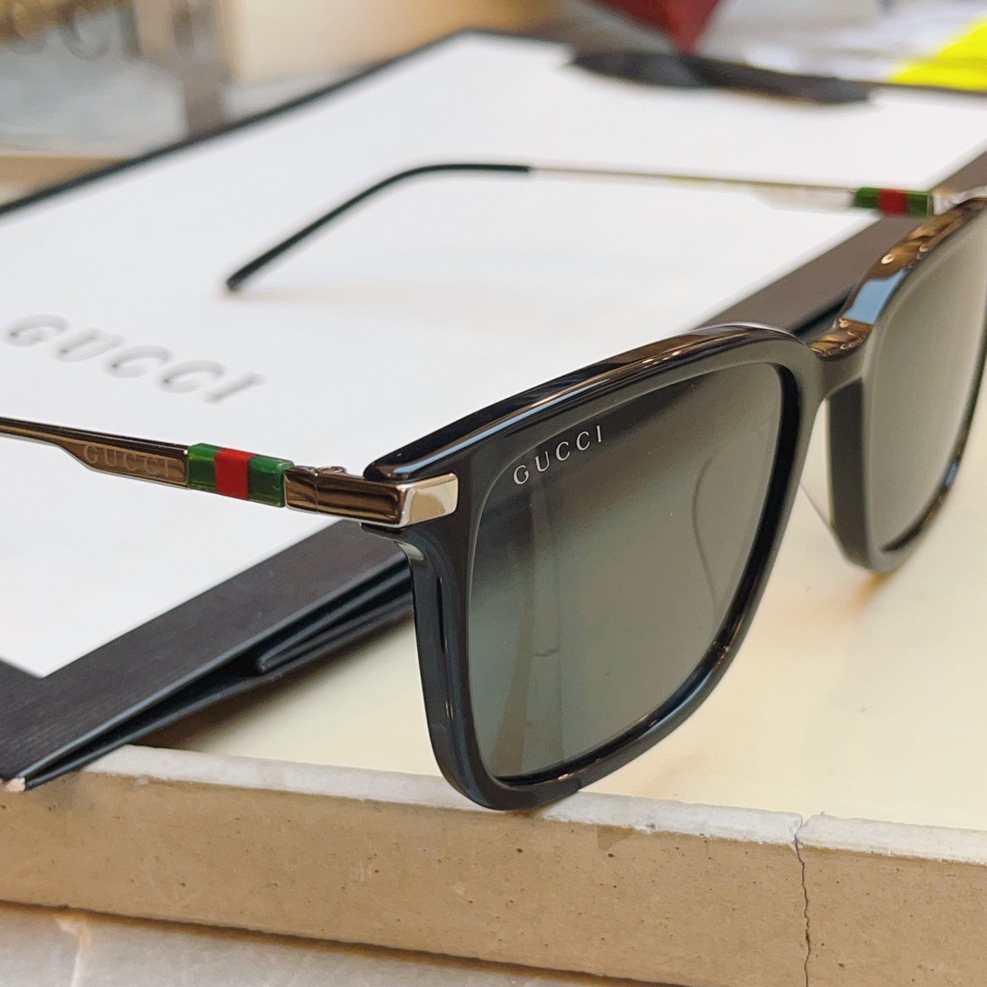 Gucci GG2246SK Fashion Gray Lens Sunglasses for Men & Women - detail image 4