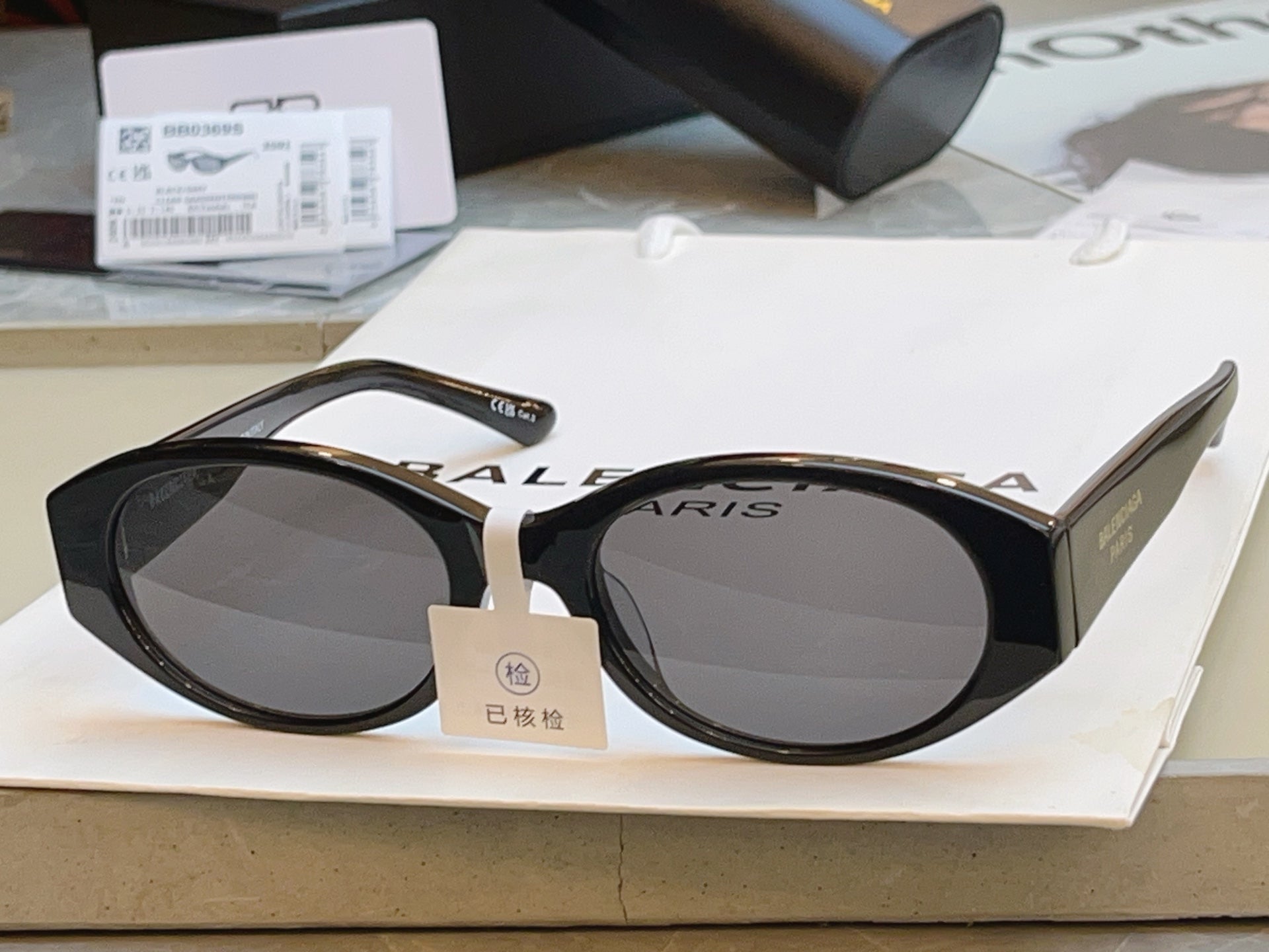 Balenciaga BB0369S Fashion Black Lens Sunglasses for Men & Women - 487505 - detail image 2