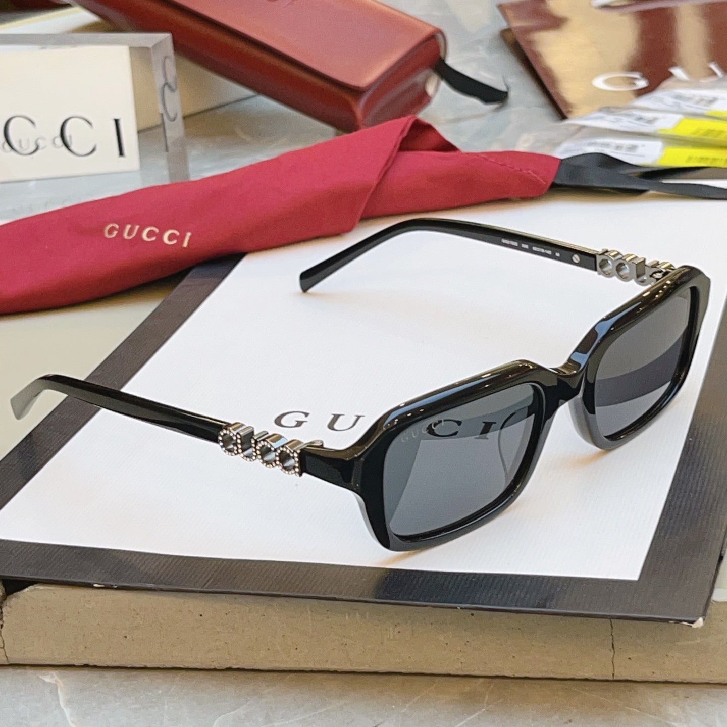 Gucci GG2152S Fashion Black Lens Sunglasses for Men & Women - detail image 3
