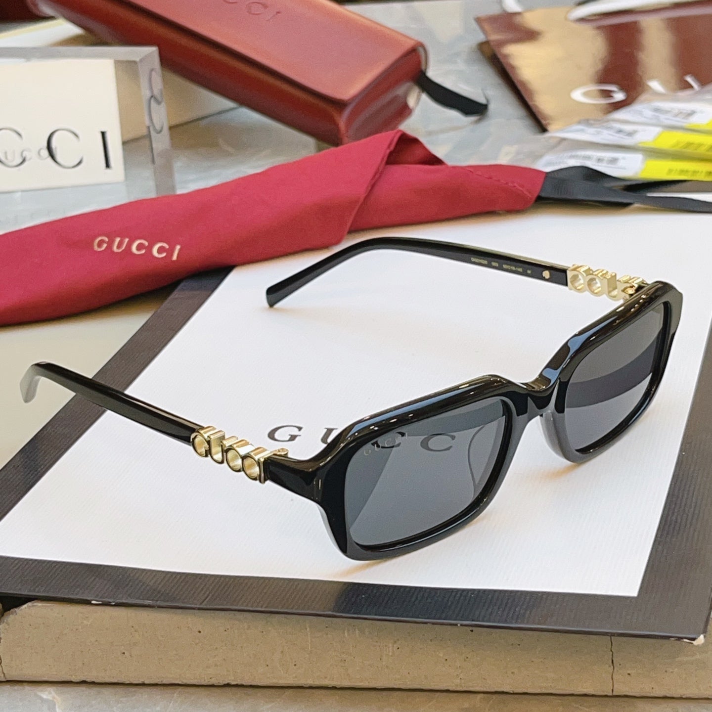 Gucci GG2152S Fashion Black Lens Sunglasses for Men & Women - detail image 2