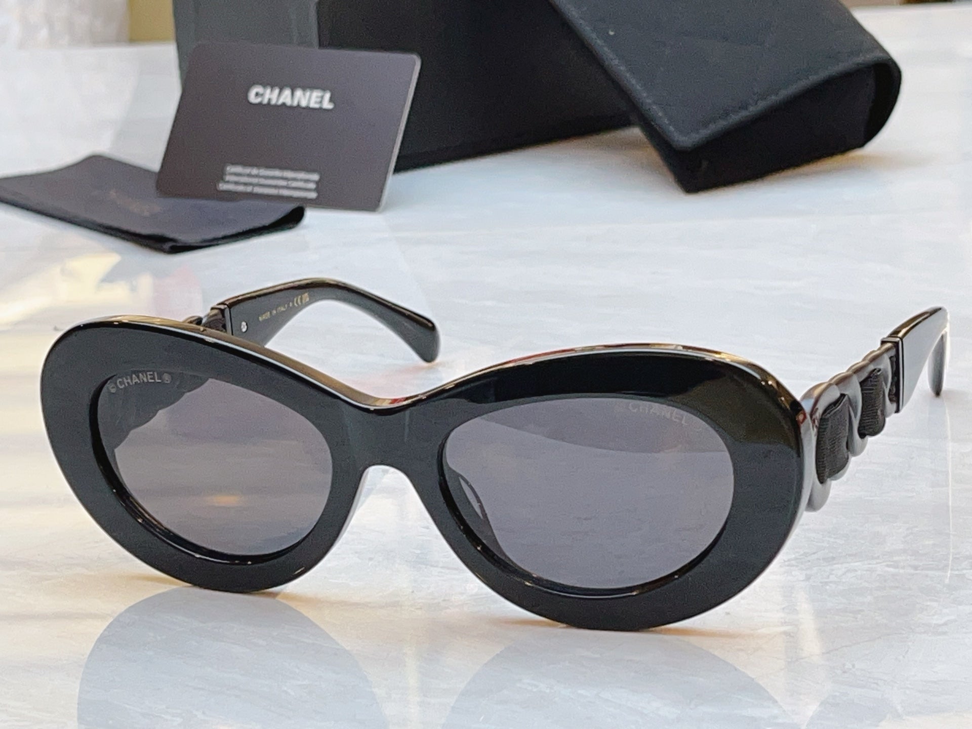 Chanel A71748 Fashion Red Lens Sunglasses for Men & Women - detail image 3