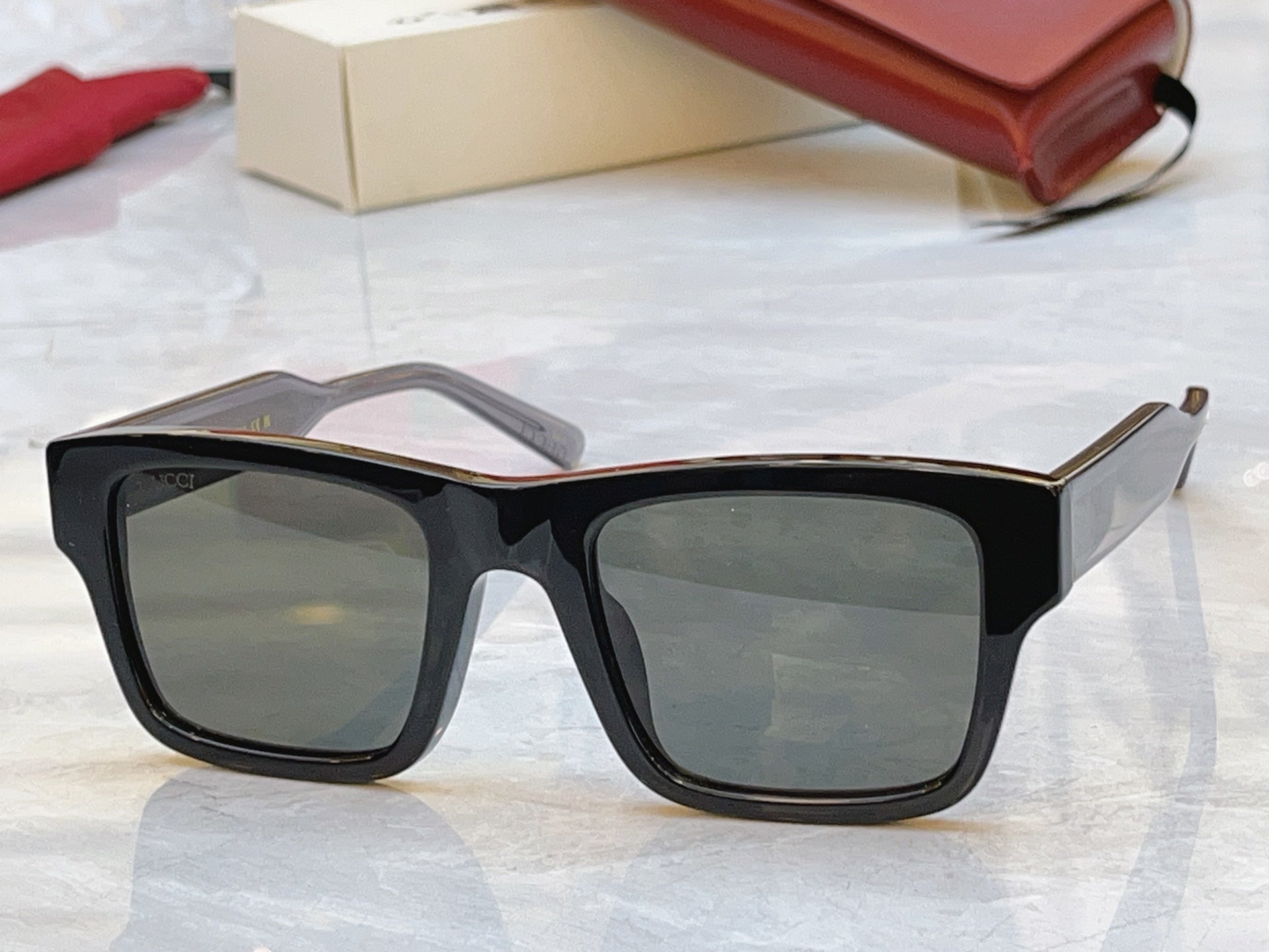 Gucci GG2072SA Fashion Gray Lens Sunglasses for Men & Women - detail image 2
