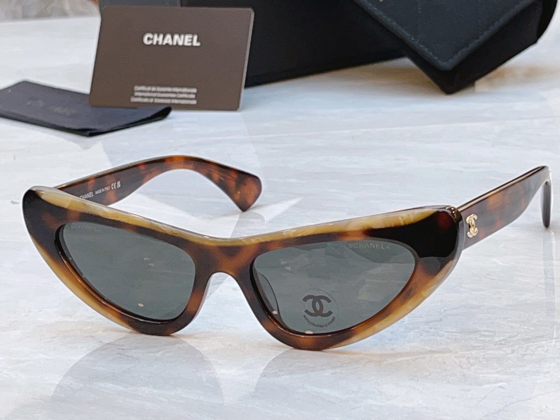 Chanel CH9203 Fashion Black Lens Sunglasses for Men & Women - detail image 3